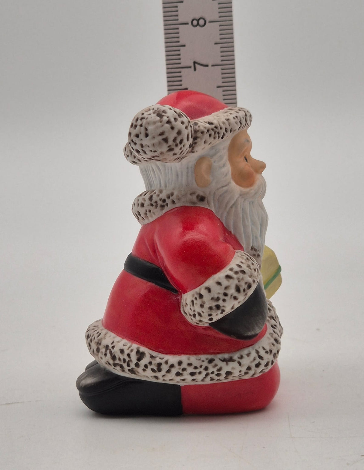 Goebel Weihnachtsmann mit Geschenk – Weihnachtsfigur ca. 7 cm