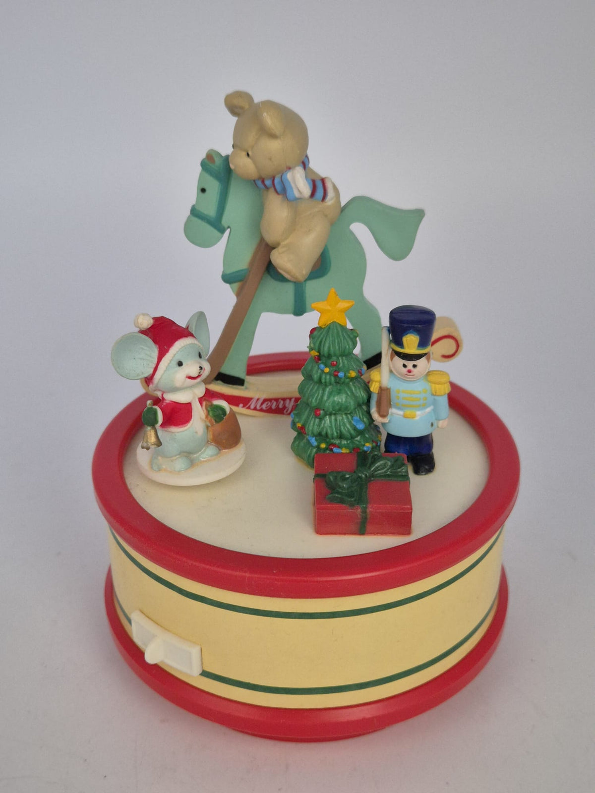 Alte Weihnachts-Spieluhr mit Schaukelpferd, Teddy & Figuren