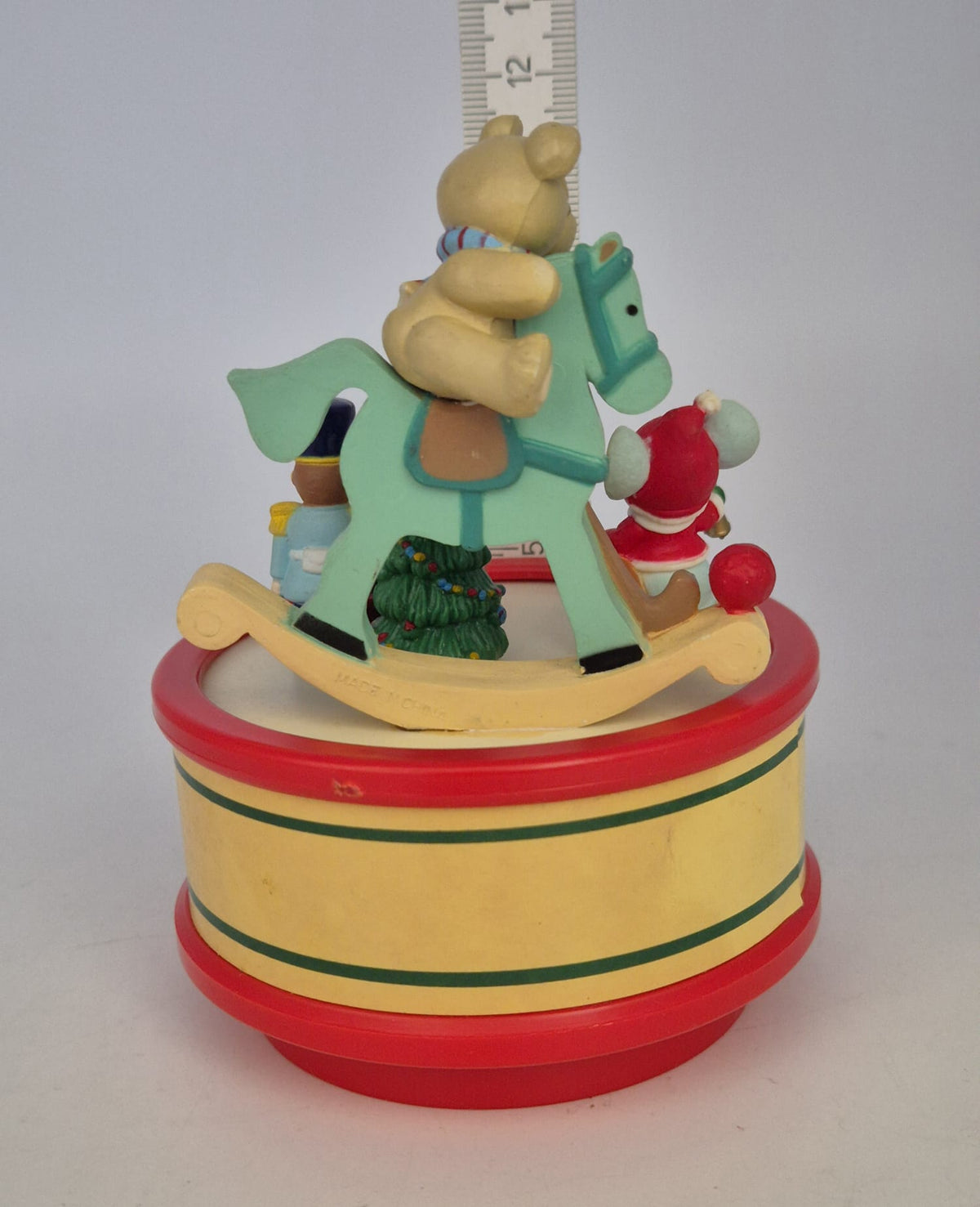 Alte Weihnachts-Spieluhr mit Schaukelpferd, Teddy & Figuren
