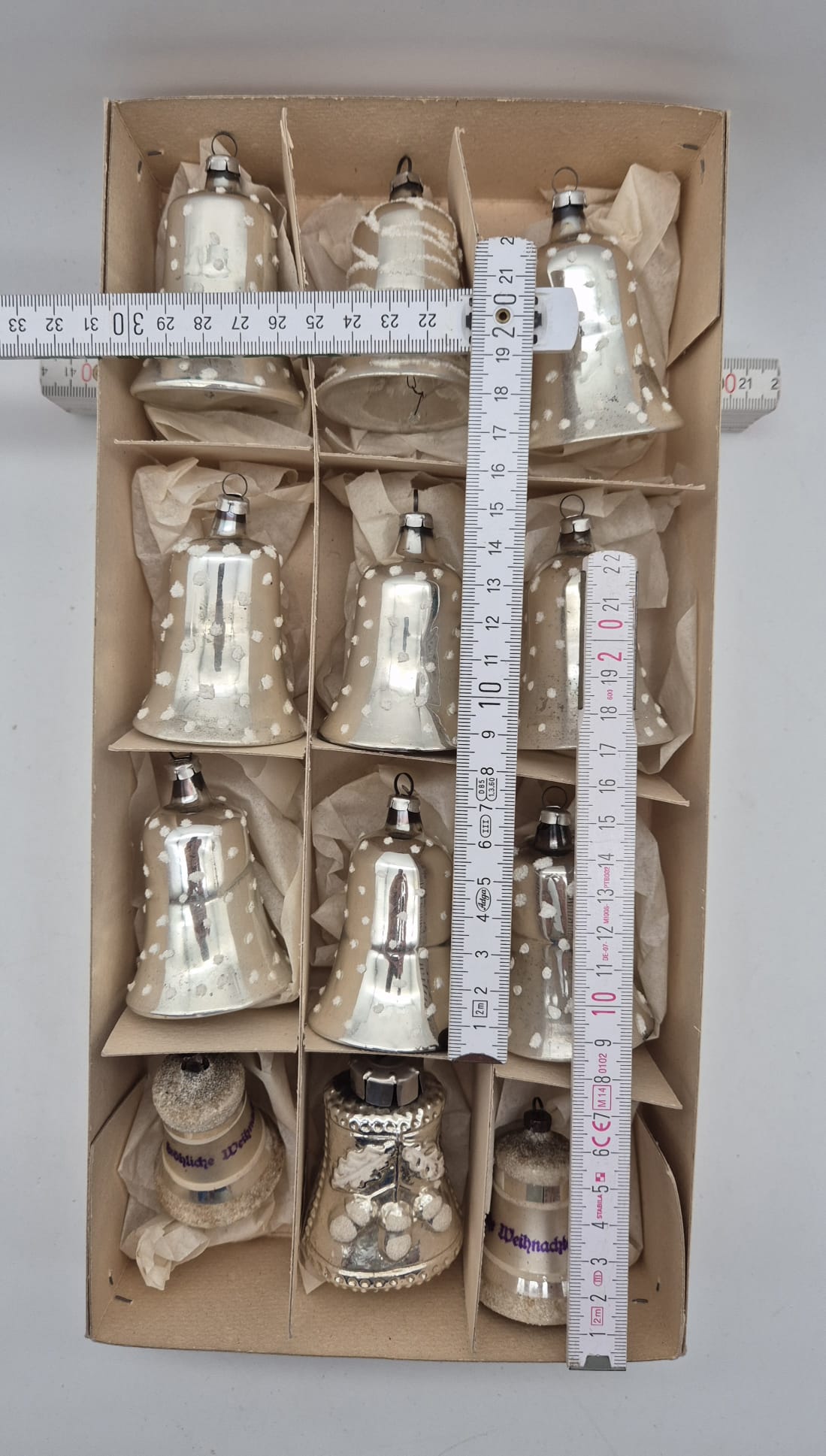 12 DDR Glasglocken – alter Christbaumschmuck Silber/Weiß