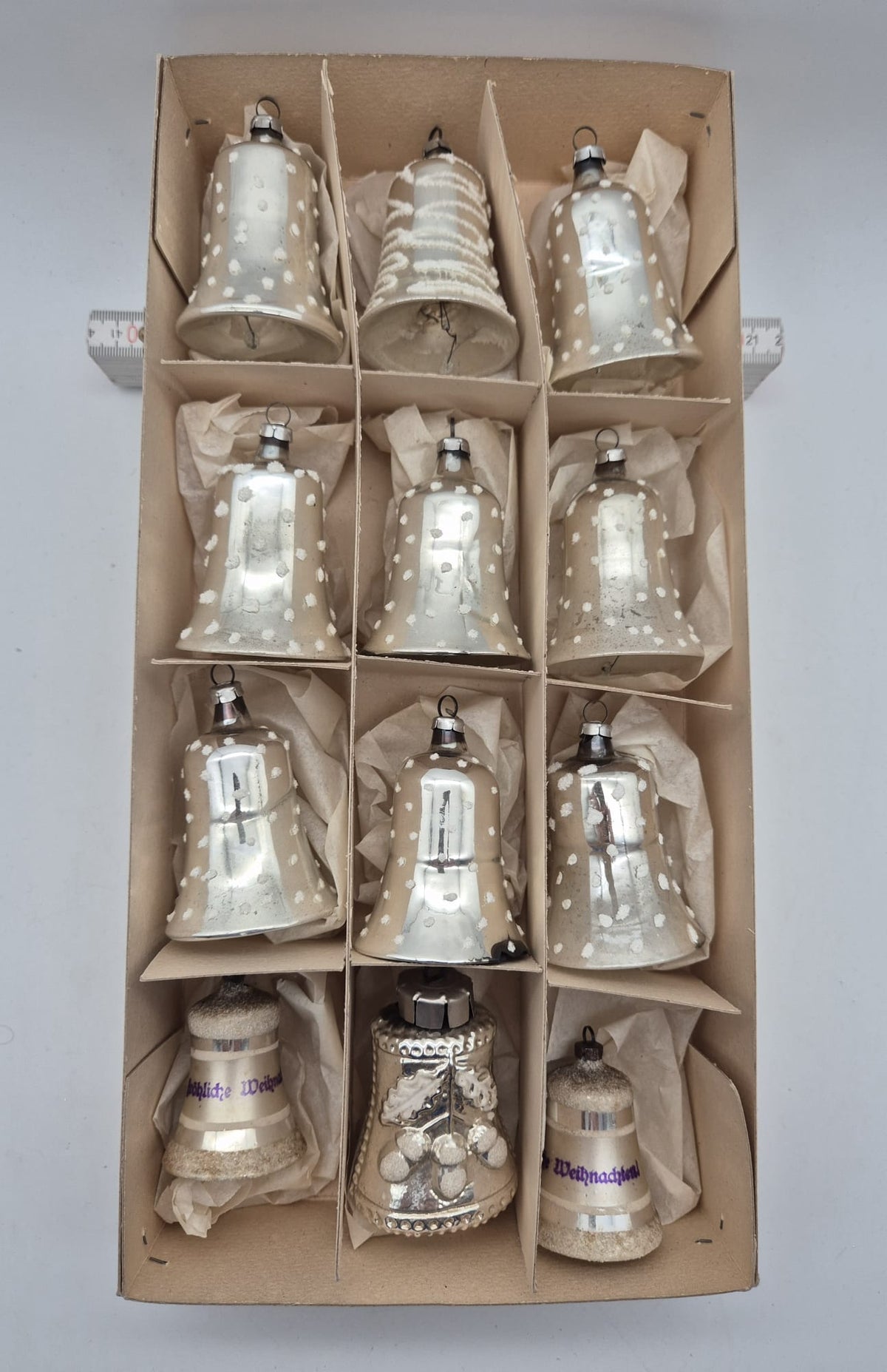 12 DDR Glasglocken – alter Christbaumschmuck Silber/Weiß