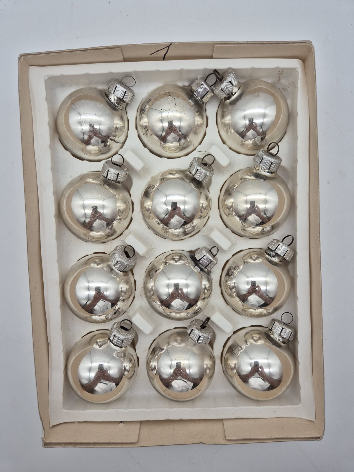 12 Vintage Christbaumkugeln aus Glas – Silber – ca. 5 cm