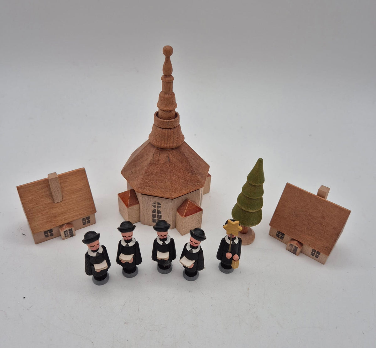 Dregeno Kurrende mit Seiffener Kirche – Holzfiguren mit Originalverpackung