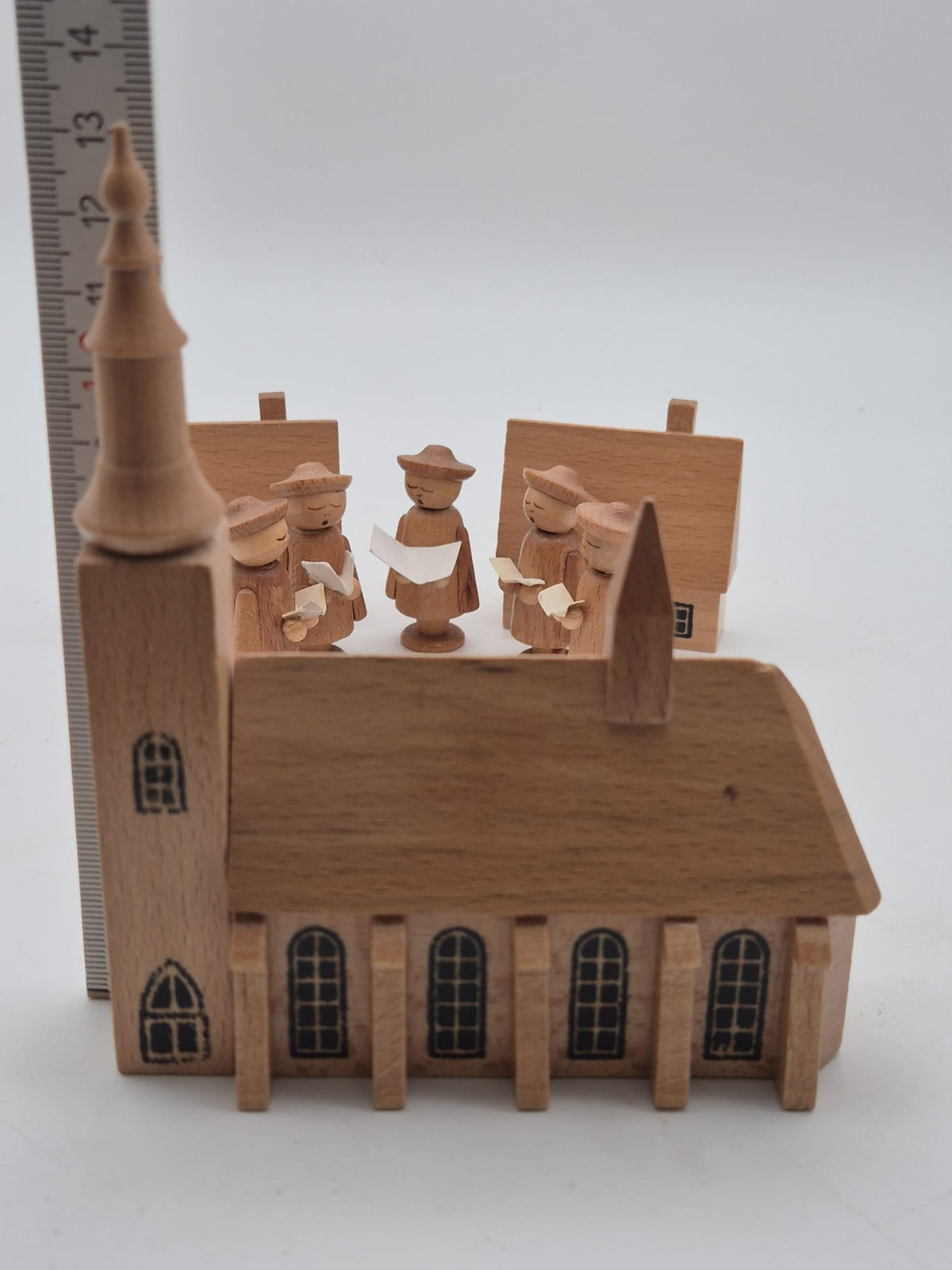 Kurrende mit Kirche und Häusern – Holzensemble mit 5 Sängern