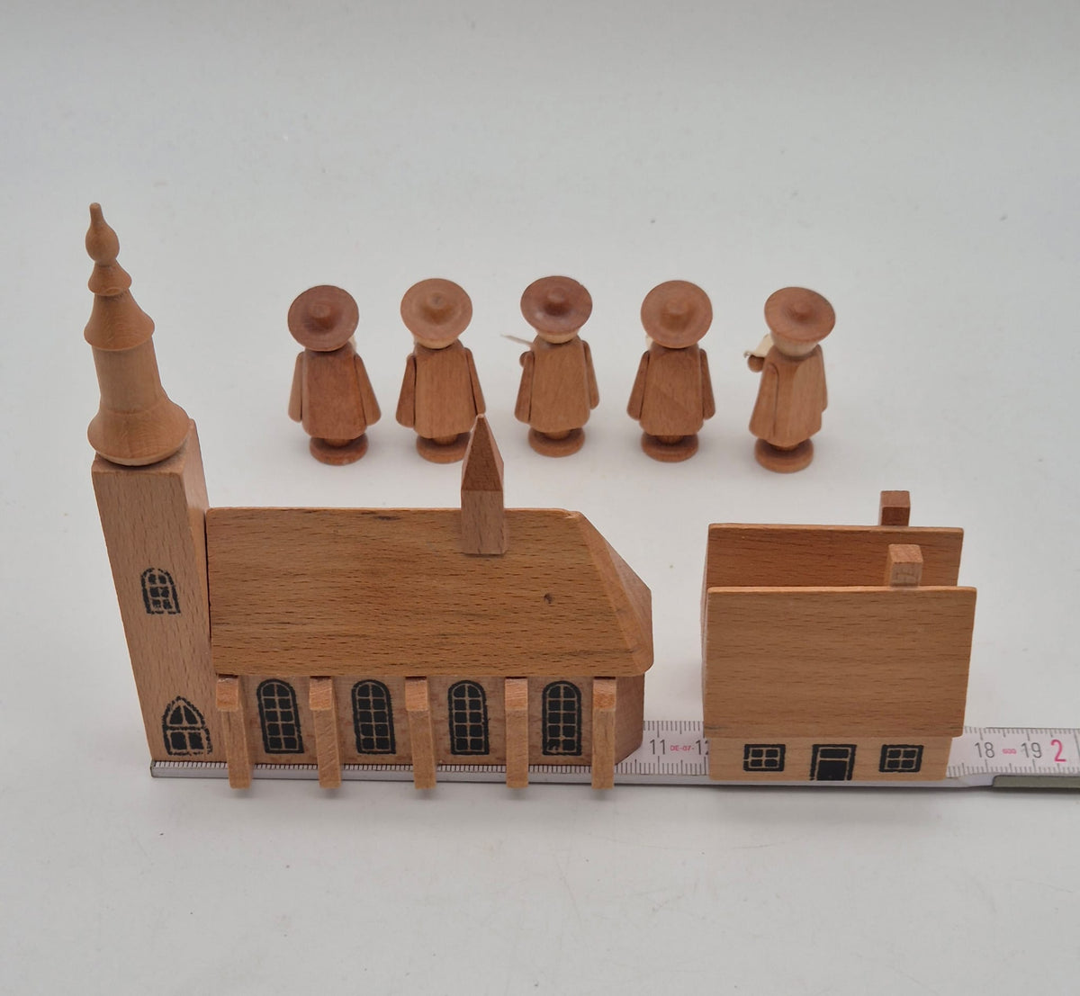 Kurrende mit Kirche und Häusern – Holzensemble mit 5 Sängern
