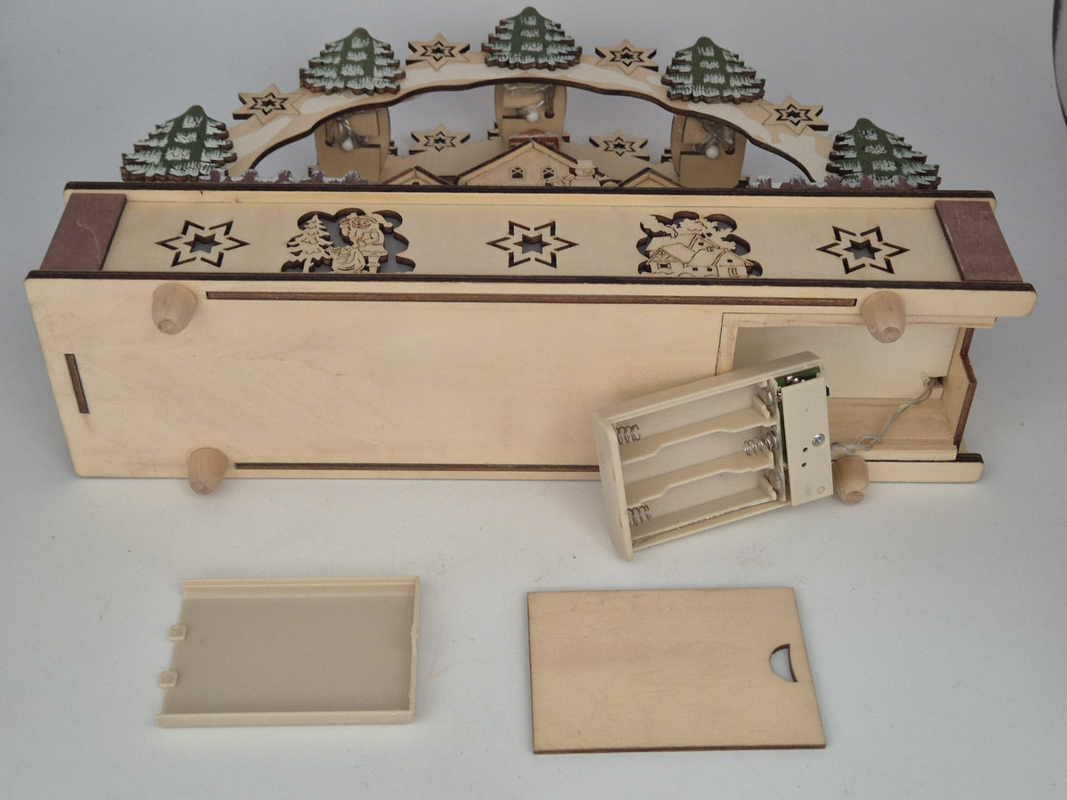 Beleuchteter Holz-Schwibbogen mit Winterdorf – batteriebetrieben – ca. 28 cm