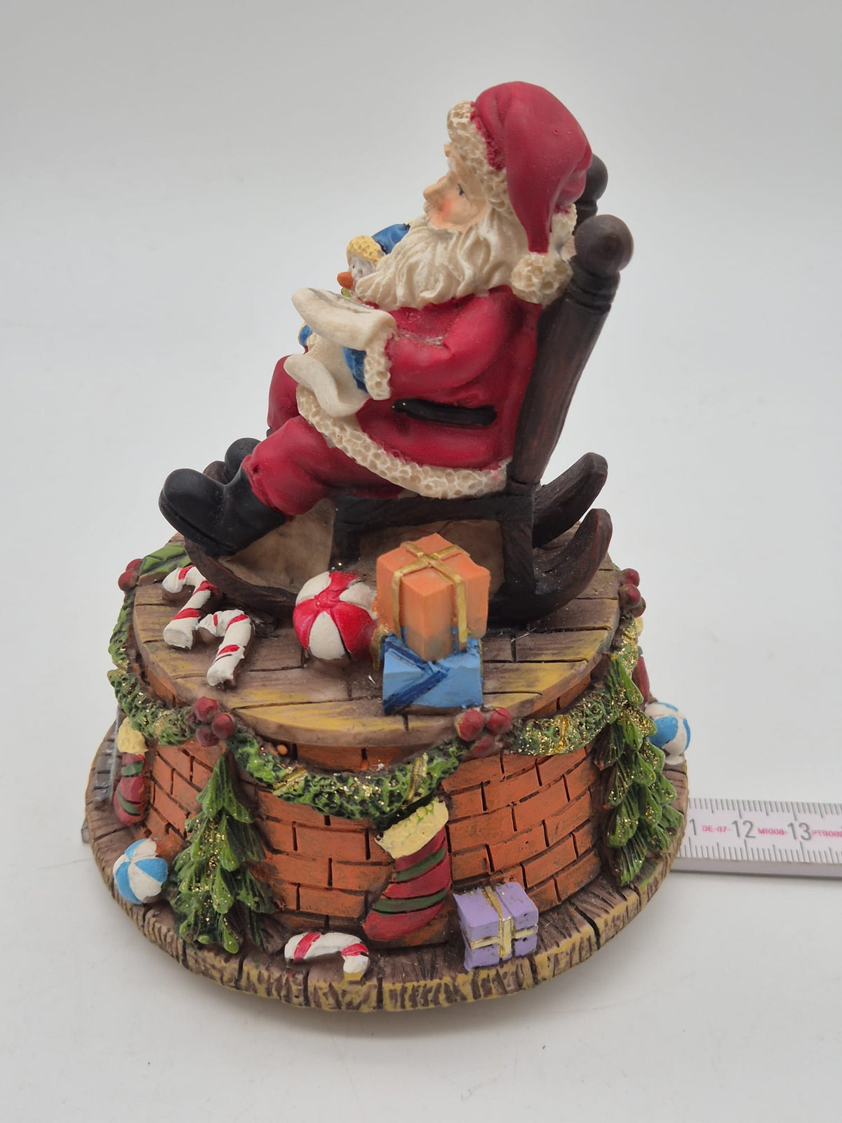 Spieluhr Weihnachtsmann im Schaukelstuhl mit Schneemann – ca. 13 cm