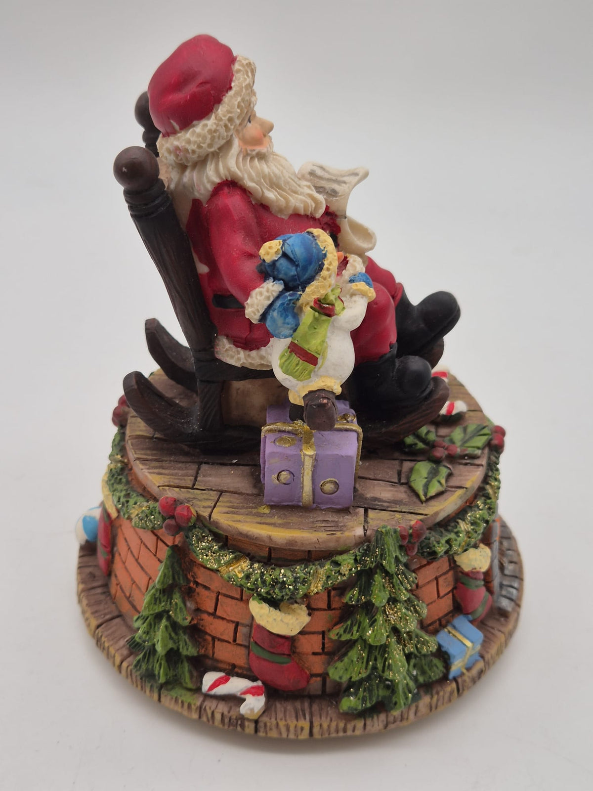 Spieluhr Weihnachtsmann im Schaukelstuhl mit Schneemann – ca. 13 cm