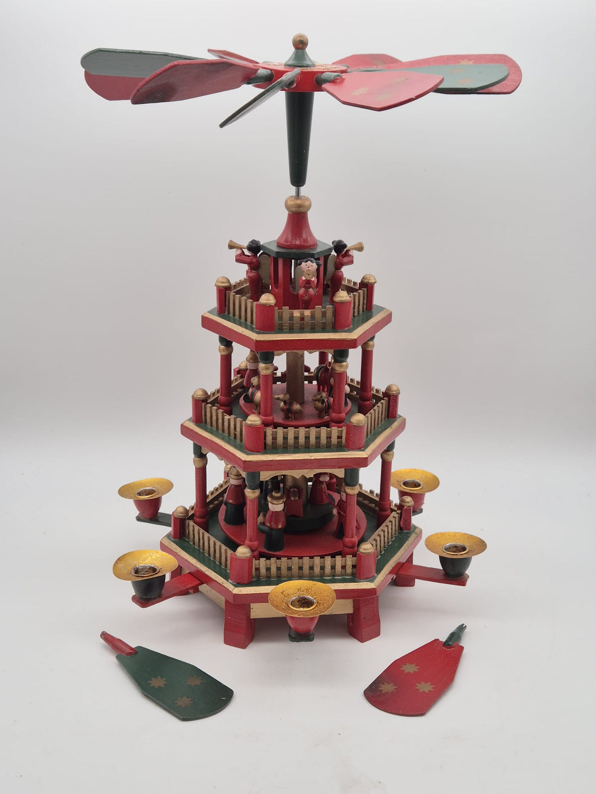 Alte 3-stöckige Weihnachtspyramide aus Holz – Rot/Grün mit Figuren
