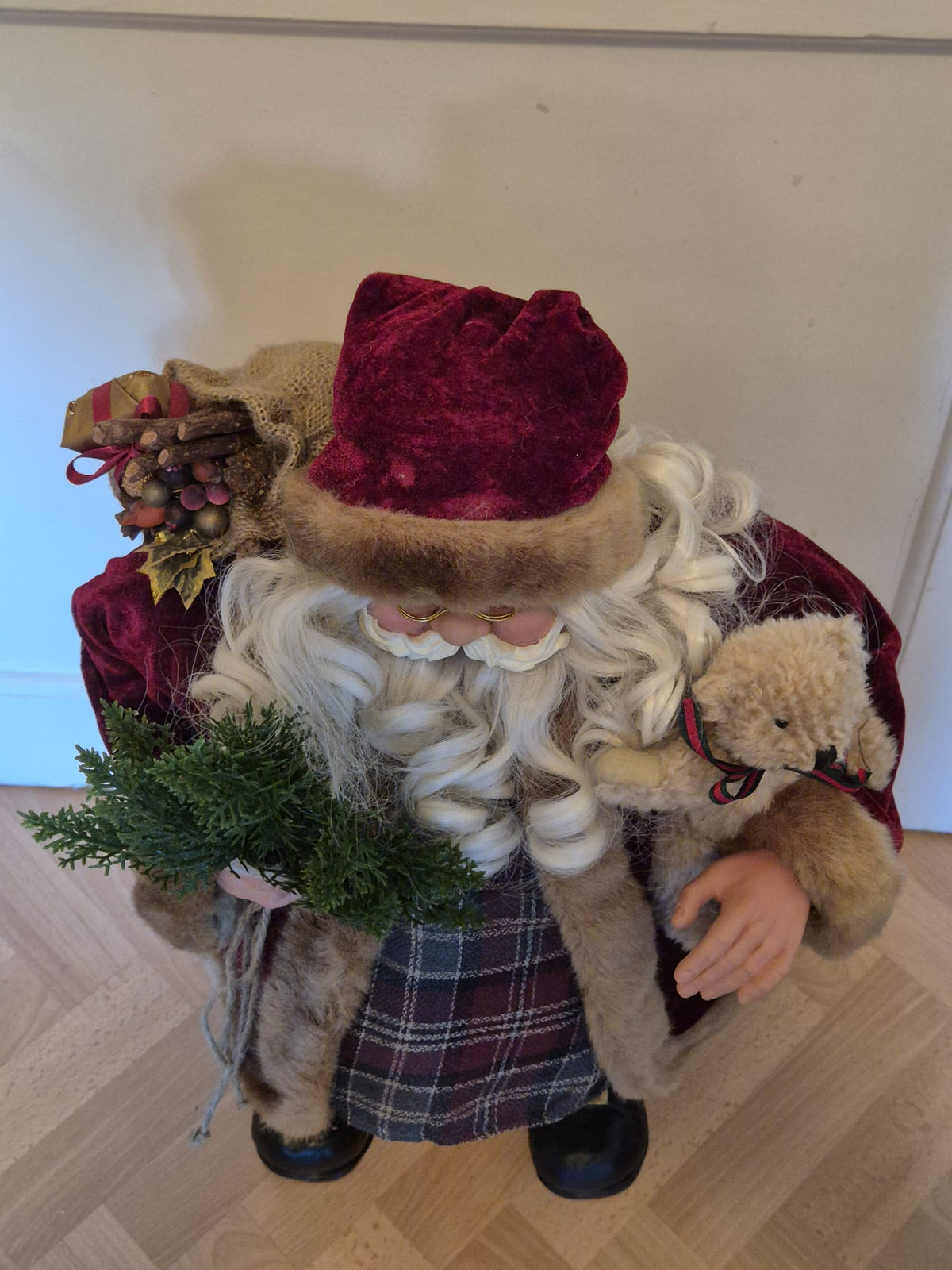 Großer Deko-Weihnachtsmann mit Teddy & Tannenzweigen – ca. 62 cm