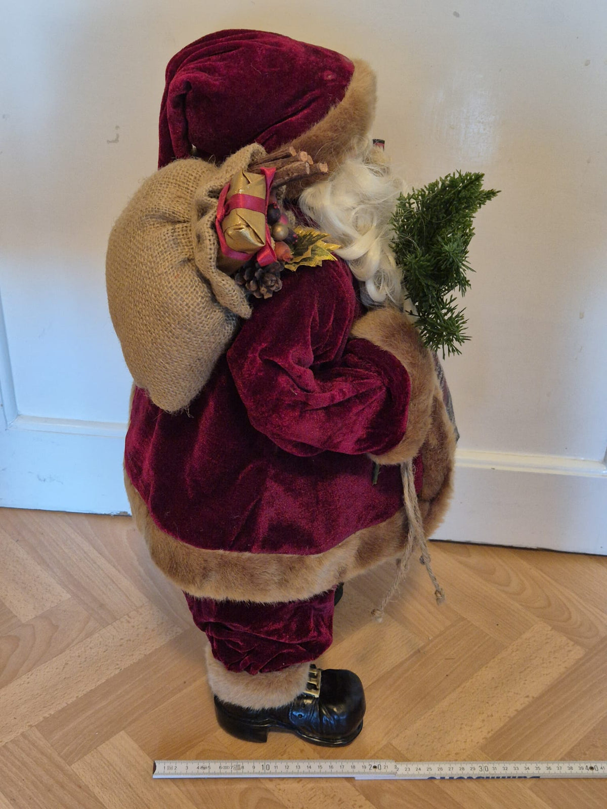 Großer Deko-Weihnachtsmann mit Teddy & Tannenzweigen – ca. 62 cm