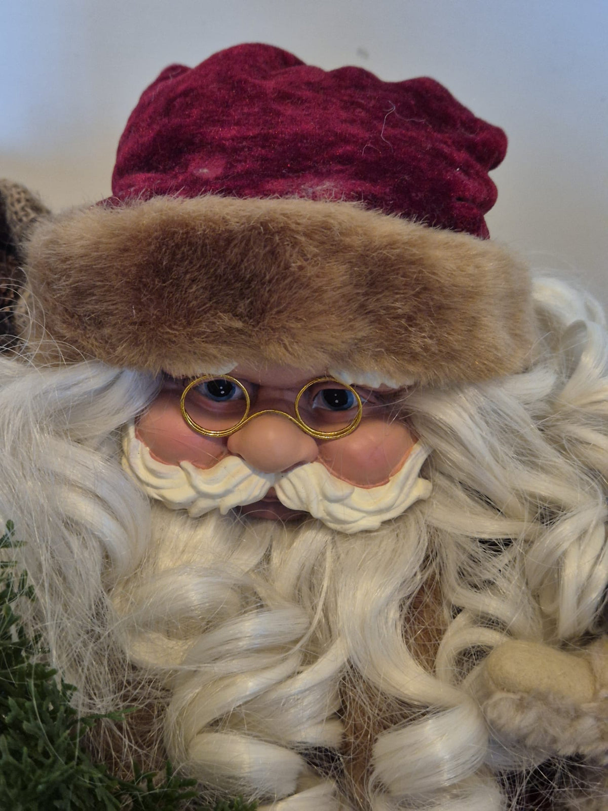 Großer Deko-Weihnachtsmann mit Teddy & Tannenzweigen – ca. 62 cm