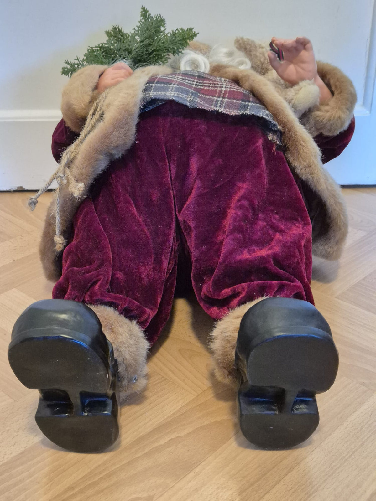 Großer Deko-Weihnachtsmann mit Teddy & Tannenzweigen – ca. 62 cm