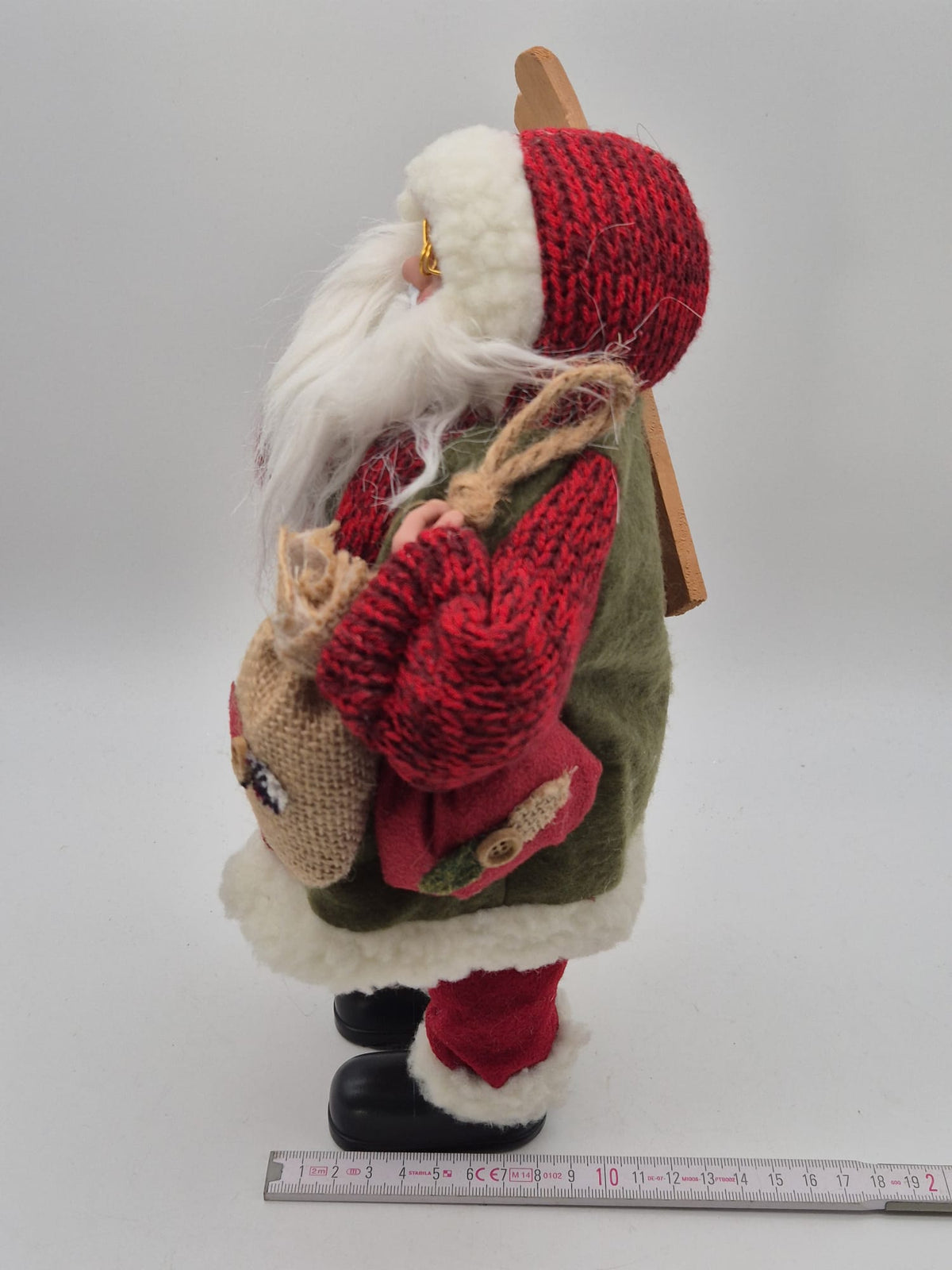 Deko-Weihnachtsmann mit Ski & Jutesack – ca. 30 cm