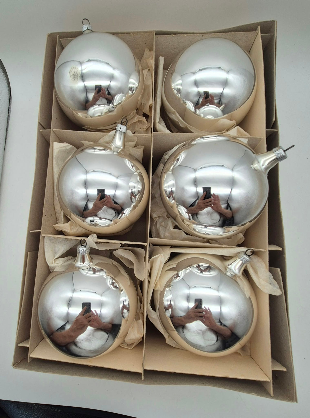 6 alte große DDR Christbaumkugeln aus Glas – Silber – ca. 9,5 cm