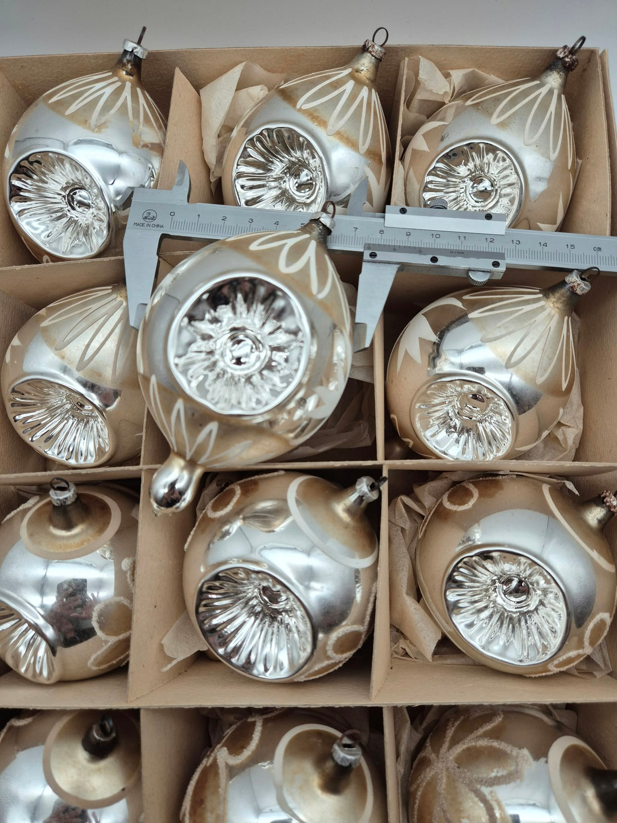 12 alte Reflexkugeln aus Glas – Silber/Champagner – 2 Dekore – ca. 7 und 12 cm
