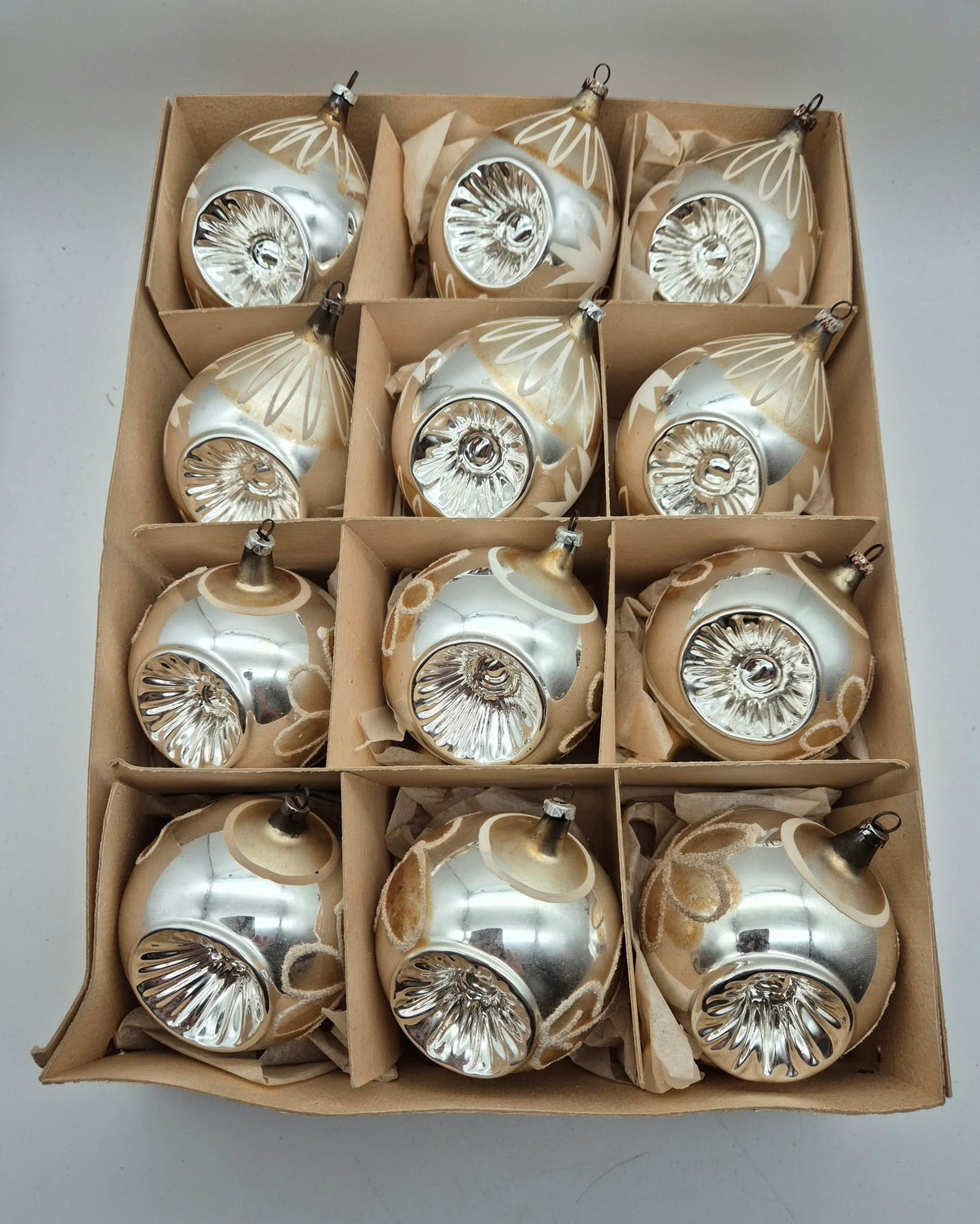 12 alte Reflexkugeln aus Glas – Silber/Champagner – 2 Dekore – ca. 7 und 12 cm