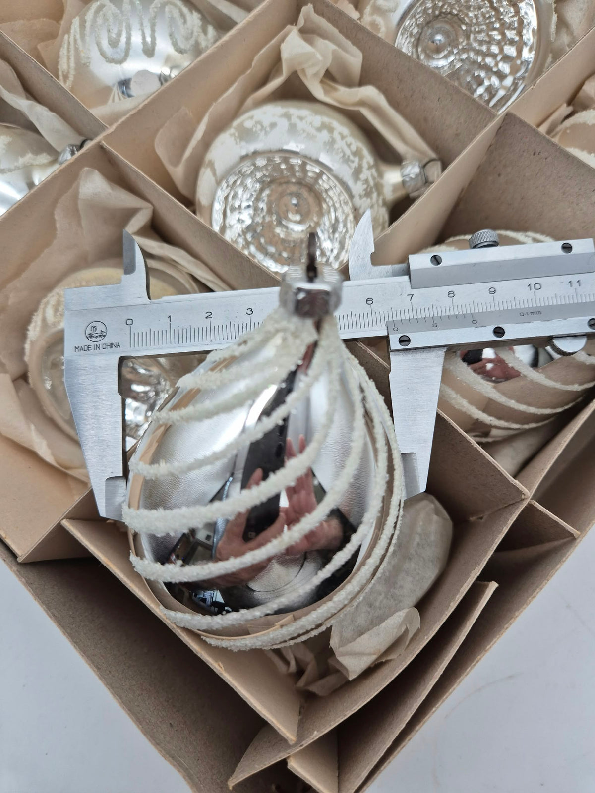 12 alte Christbaumkugeln aus Glas – Silber/Weiß – Reflexkugeln & Zapfen
