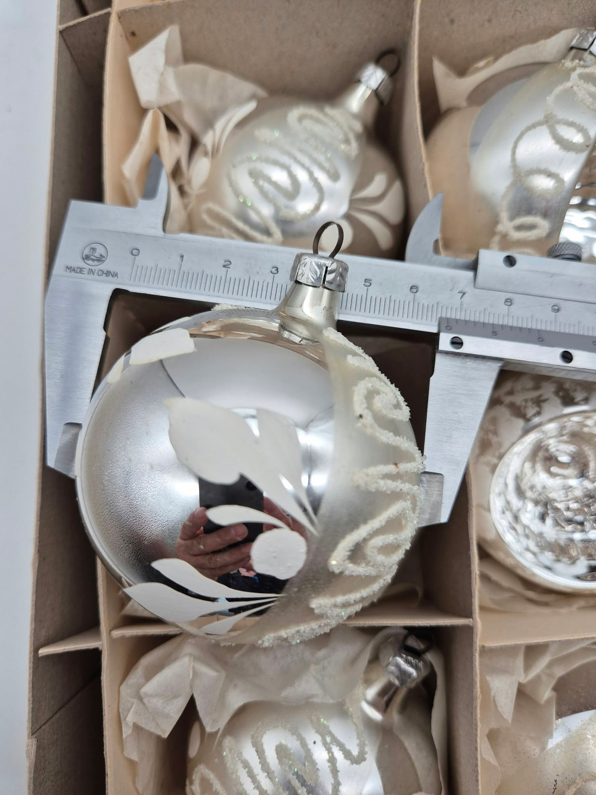 12 alte Christbaumkugeln aus Glas – Silber/Weiß – Reflexkugeln & Zapfen