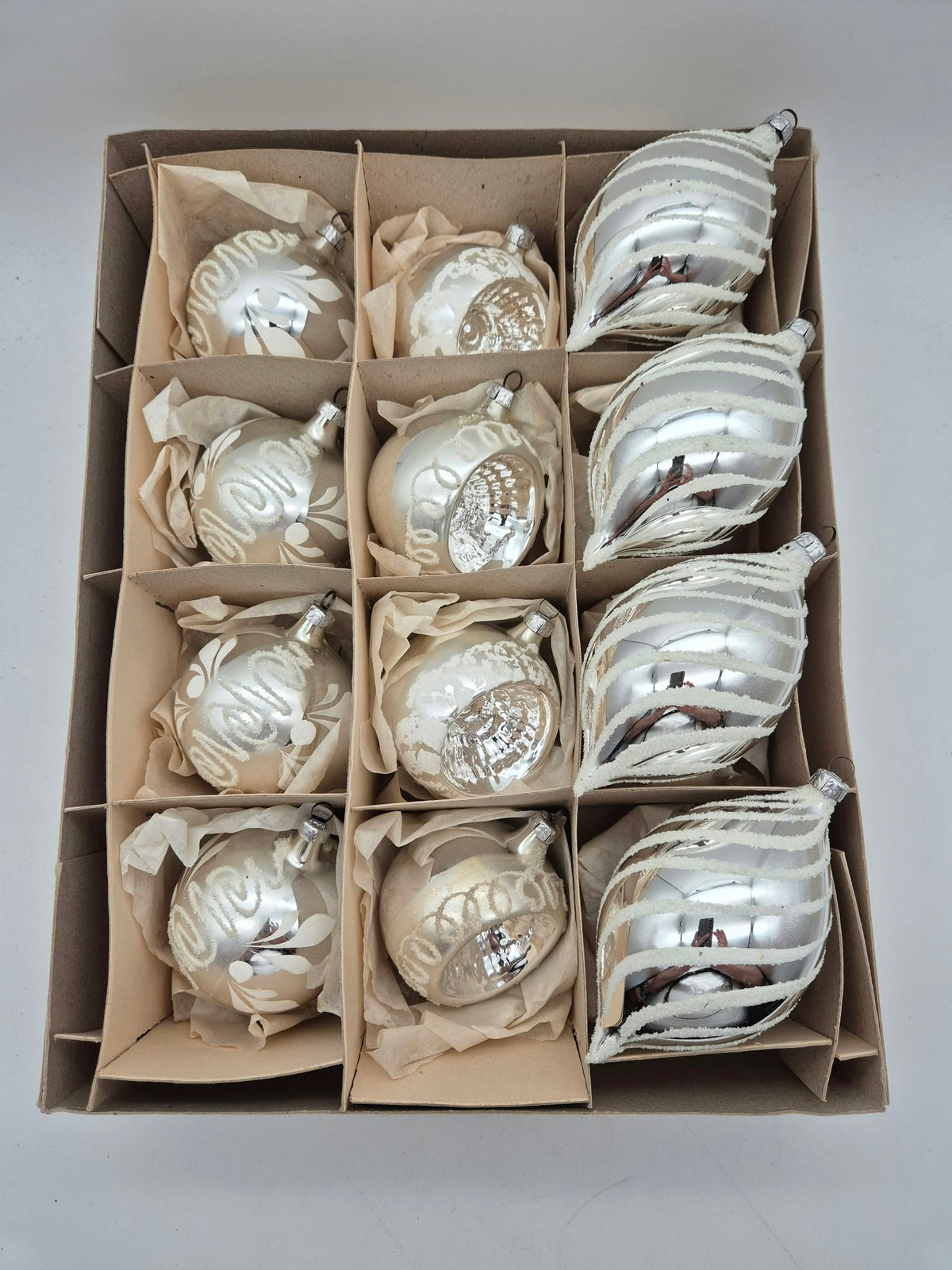 12 alte Christbaumkugeln aus Glas – Silber/Weiß – Reflexkugeln & Zapfen