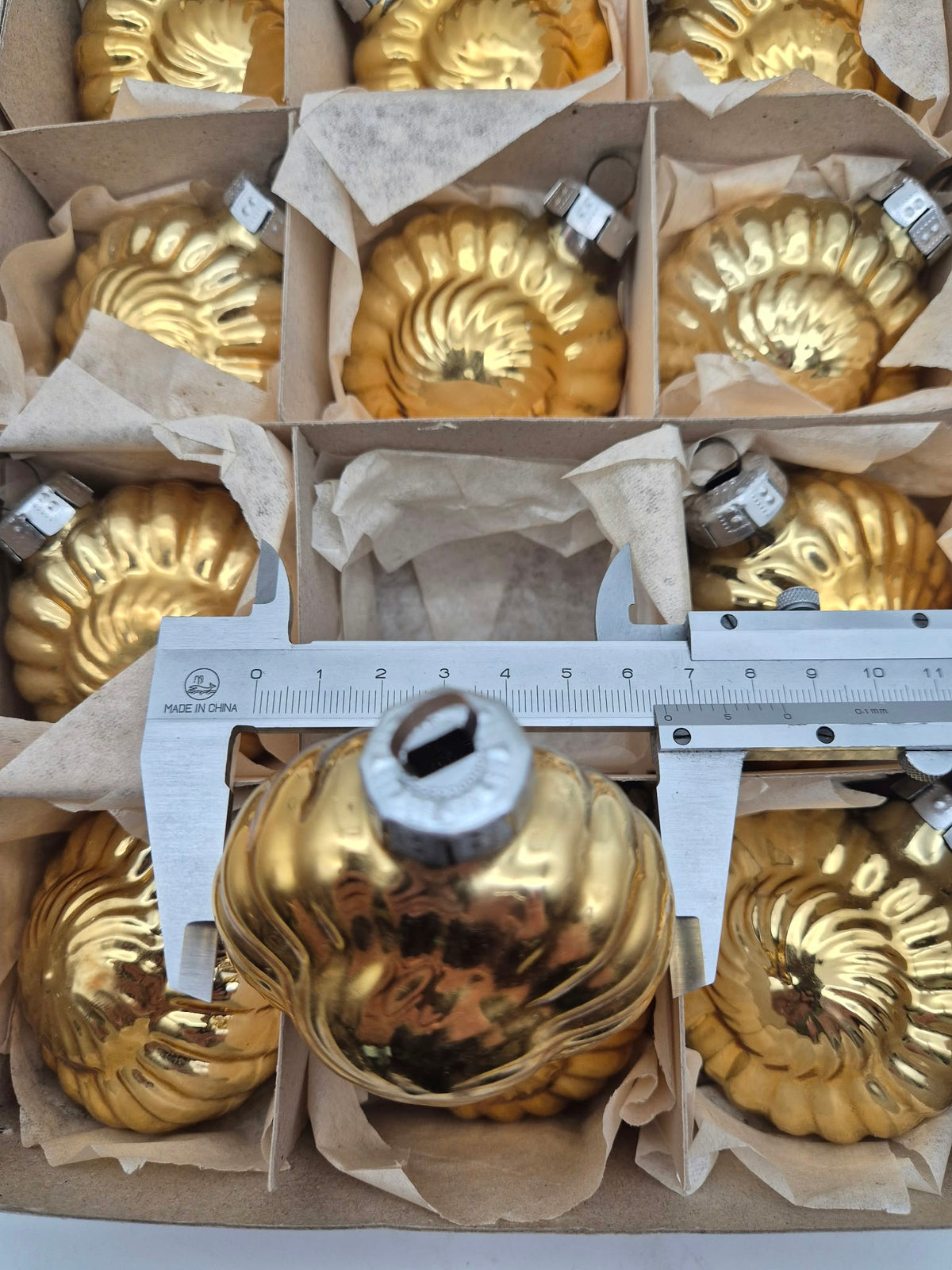 12 alte DDR Reflexkugeln aus Glas – goldfarbener Christbaumschmuck – ca. 6 cm – Originalverpackung
