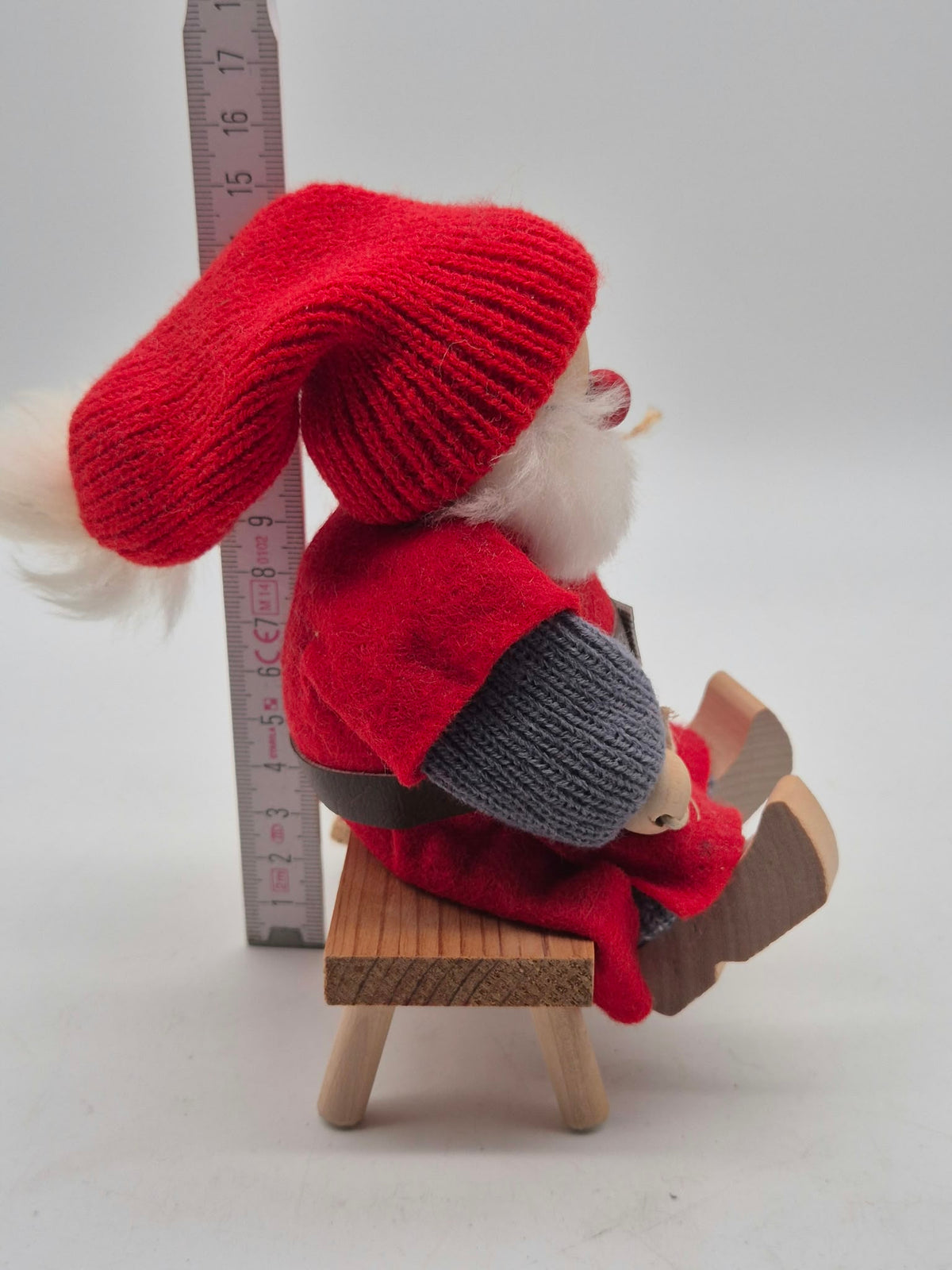 Ljungströms of Sweden Weihnachtsmann auf Bank mit Geschenkesack – Handmade – ca. 15 cm