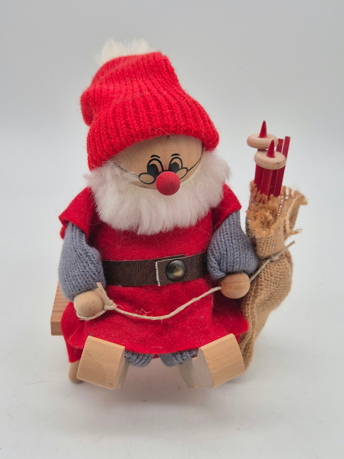 Ljungströms of Sweden Weihnachtsmann auf Bank mit Geschenkesack – Handmade – ca. 15 cm