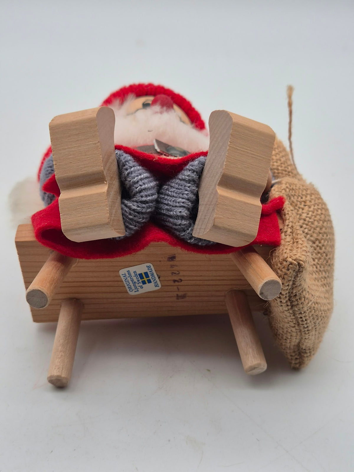 Ljungströms of Sweden Weihnachtsmann auf Bank mit Geschenkesack – Handmade – ca. 15 cm