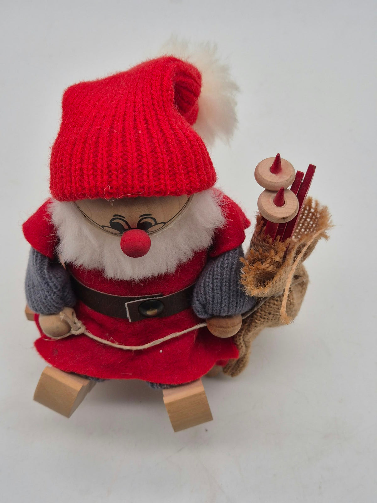 Ljungströms of Sweden Weihnachtsmann auf Bank mit Geschenkesack – Handmade – ca. 15 cm