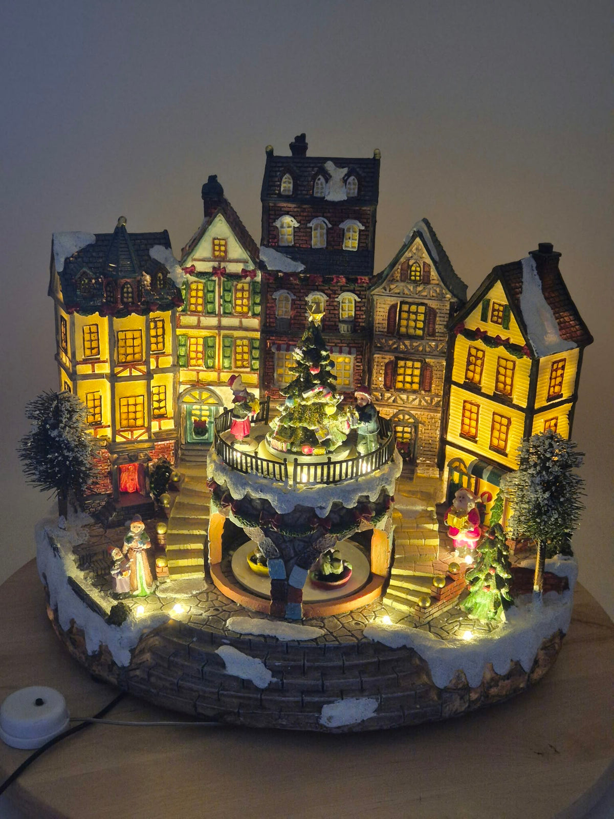 Beleuchtetes Weihnachtsdorf mit Musik & Bewegung – Warm White Christmas Village – ca. 28 cm – OVP
