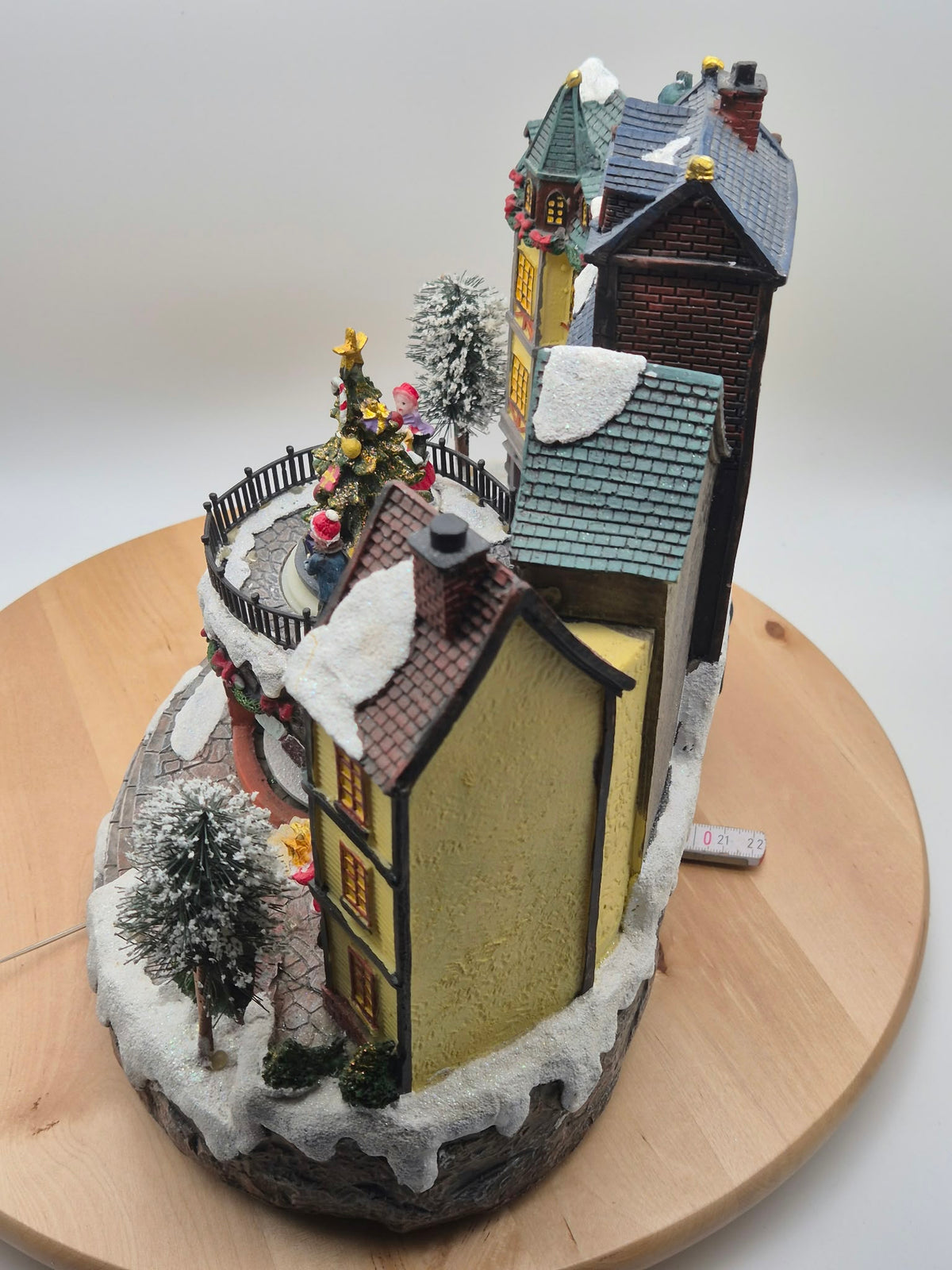 Beleuchtetes Weihnachtsdorf mit Musik & Bewegung – Warm White Christmas Village – ca. 28 cm – OVP
