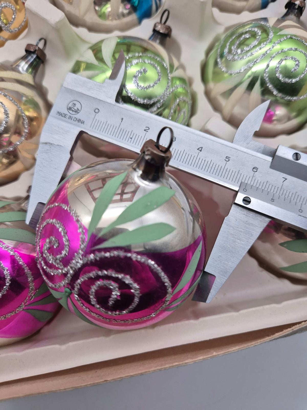 12 alte DDR Weihnachtskugeln aus Glas – buntes Spiralendekor – ca. 6 cm – OVP