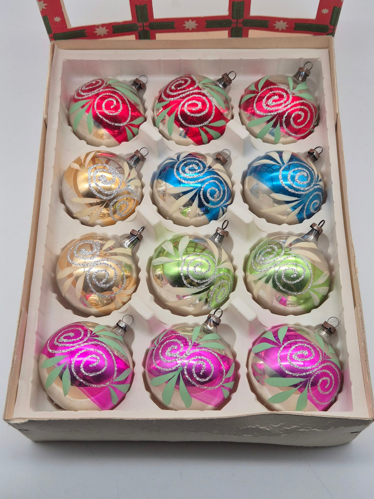 12 alte DDR Weihnachtskugeln aus Glas – buntes Spiralendekor – ca. 6 cm – OVP