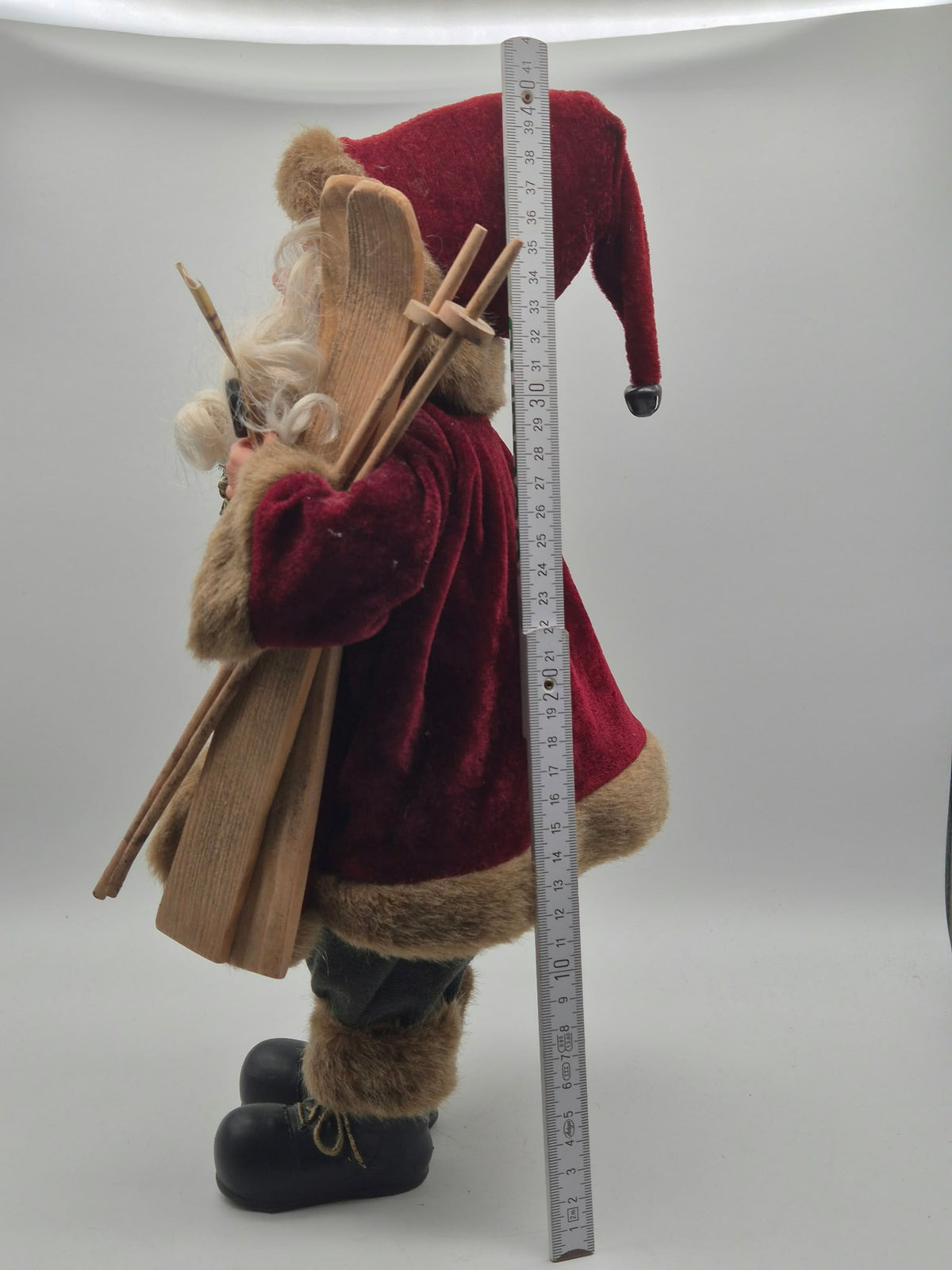 Weihnachtsmann mit Skiern, Geschenkesack, Karte und Kompass – ca. 40 cm