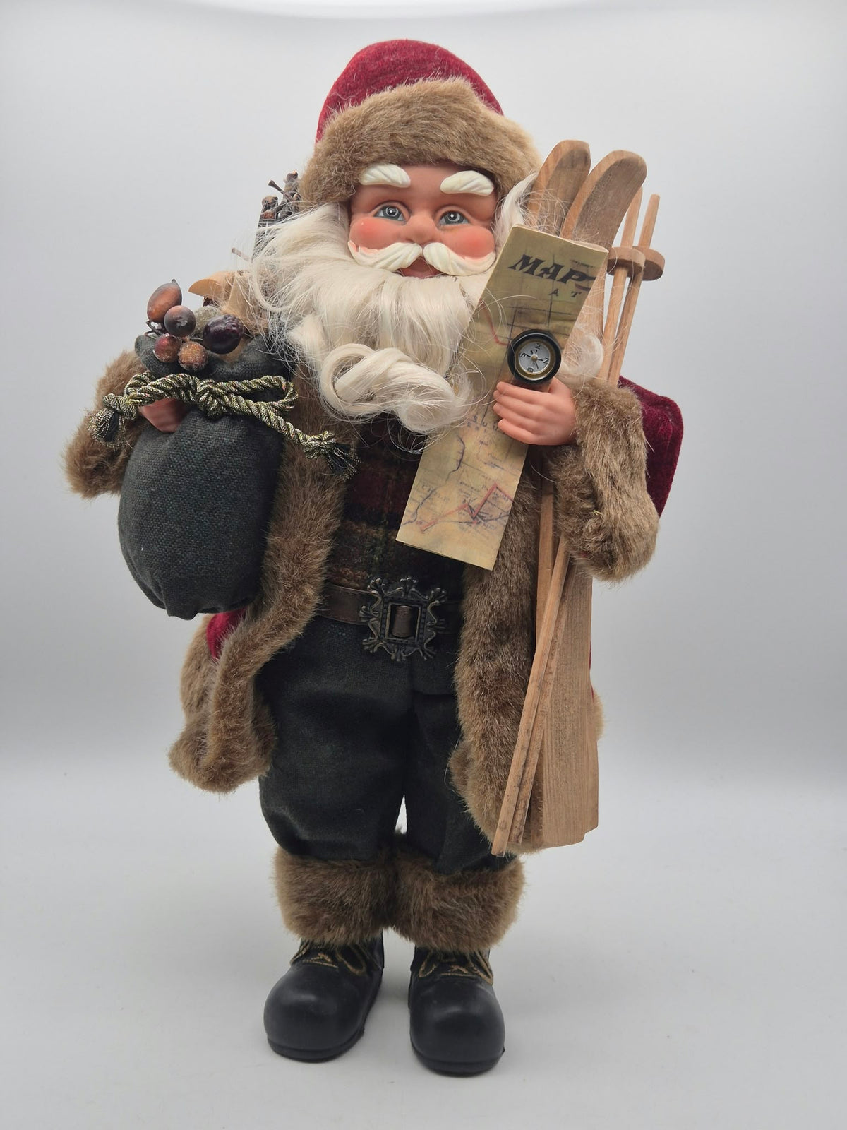 Weihnachtsmann mit Skiern, Geschenkesack, Karte und Kompass – ca. 40 cm