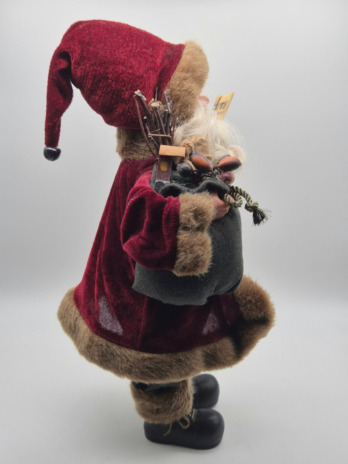 Weihnachtsmann mit Skiern, Geschenkesack, Karte und Kompass – ca. 40 cm