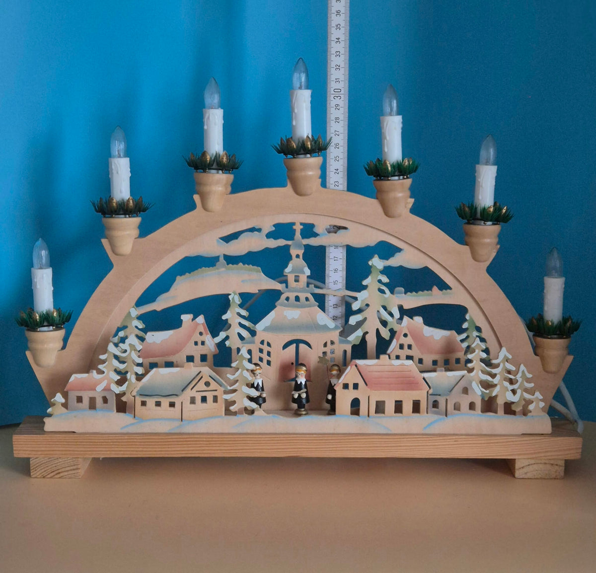 Hellum elektrischer Schwibbogen – Winterdorf mit Kurrende – 7-flammig – ca. 45 cm – OVP