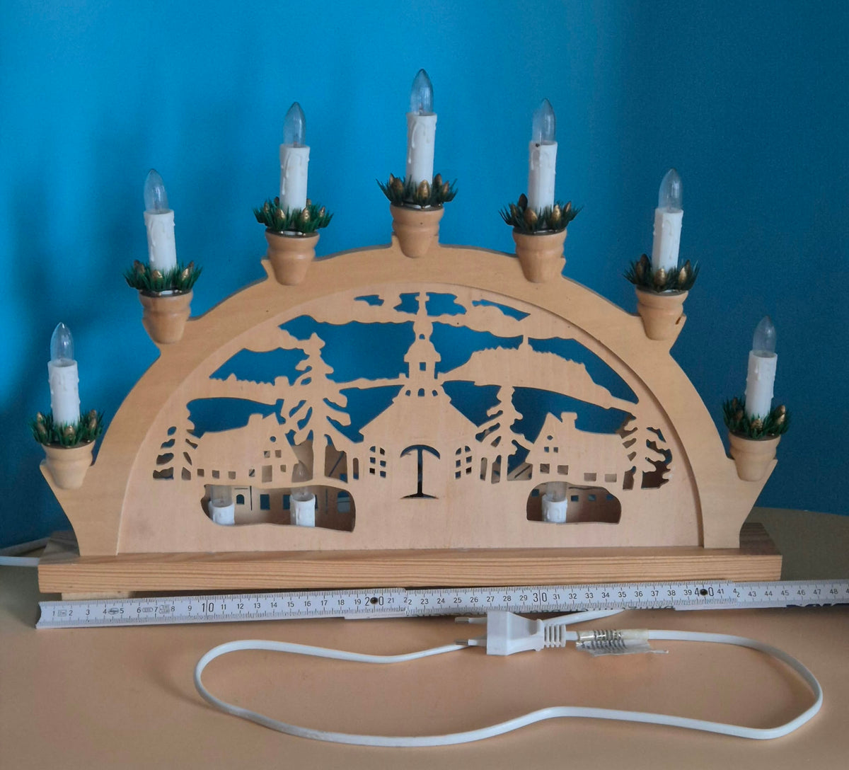 Hellum elektrischer Schwibbogen – Winterdorf mit Kurrende – 7-flammig – ca. 45 cm – OVP