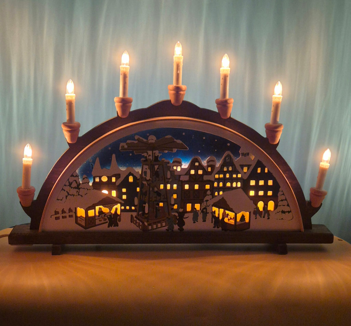 Elektrischer Schwibbogen Weihnachtsmarkt mit Pyramide – Quelle – ca. 60 cm