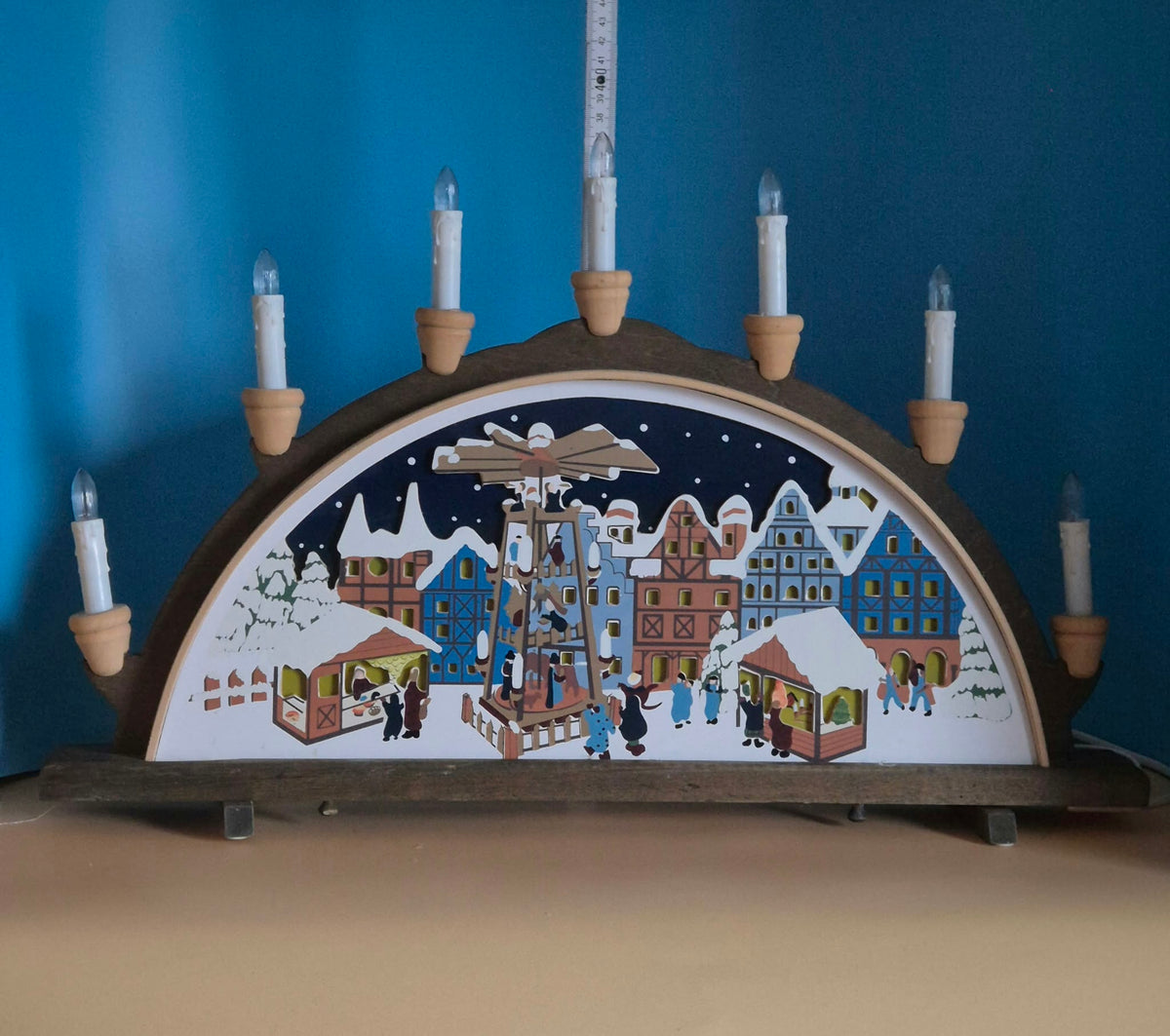 Elektrischer Schwibbogen Weihnachtsmarkt mit Pyramide – Quelle – ca. 60 cm