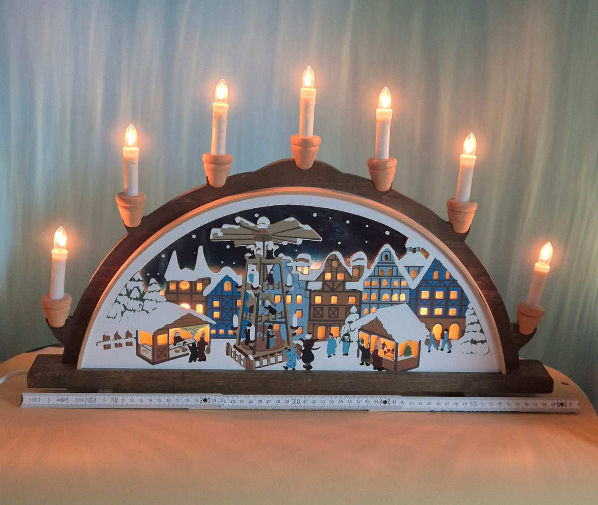 Elektrischer Schwibbogen Weihnachtsmarkt mit Pyramide – Quelle – ca. 60 cm