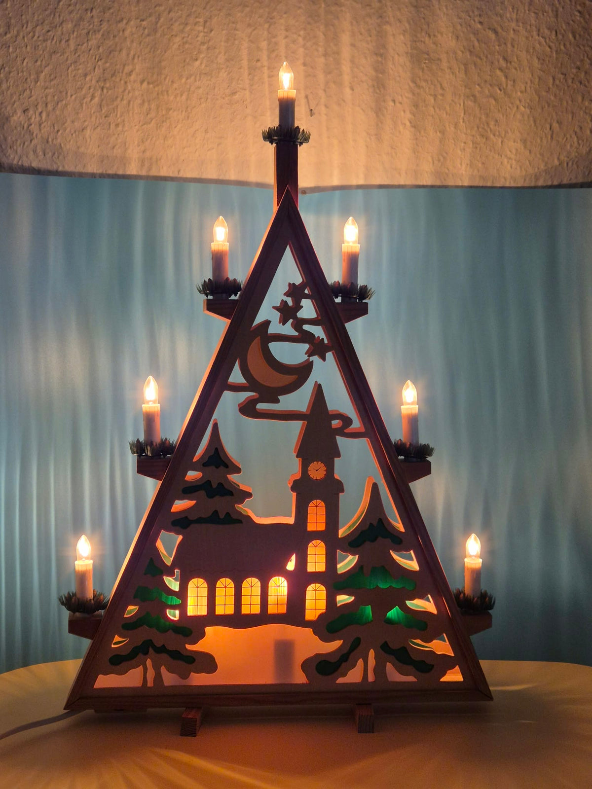 Elektrische Weihnachtsleuchte aus Holz – Dreieck mit Kirche und Tannen – 7-flammig – ca. 59 cm