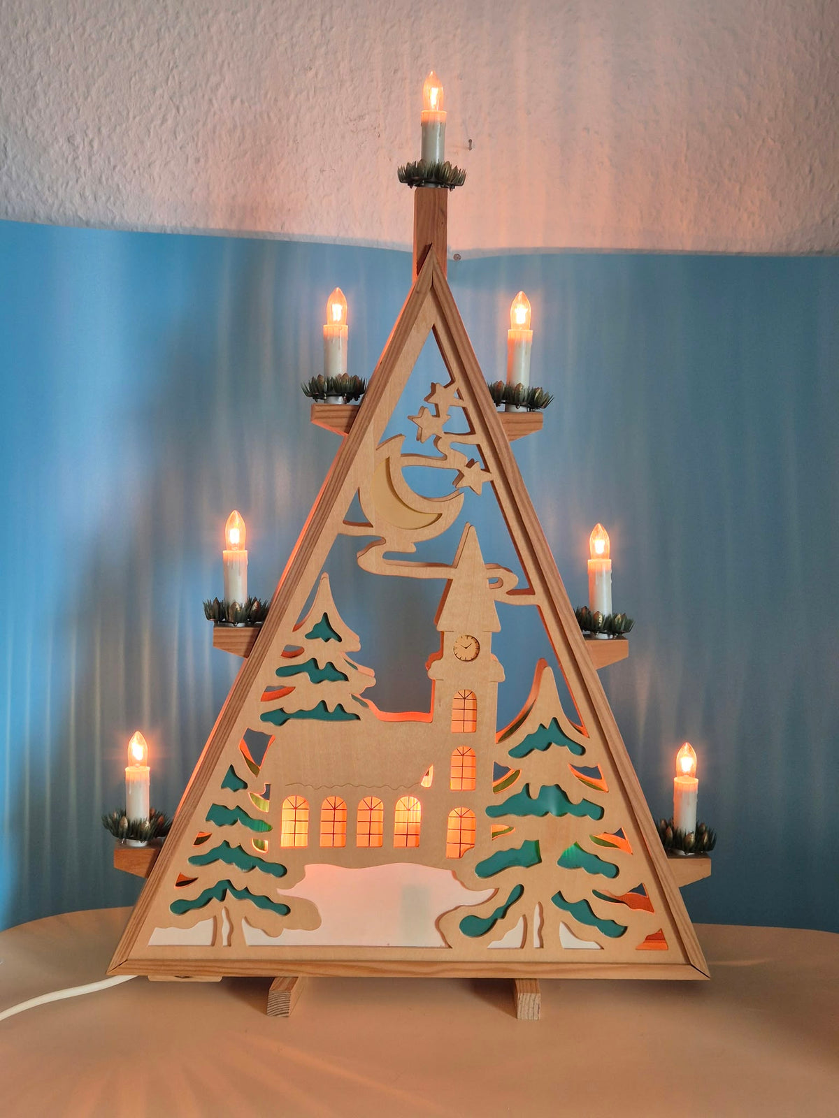 Elektrische Weihnachtsleuchte aus Holz – Dreieck mit Kirche und Tannen – 7-flammig – ca. 59 cm