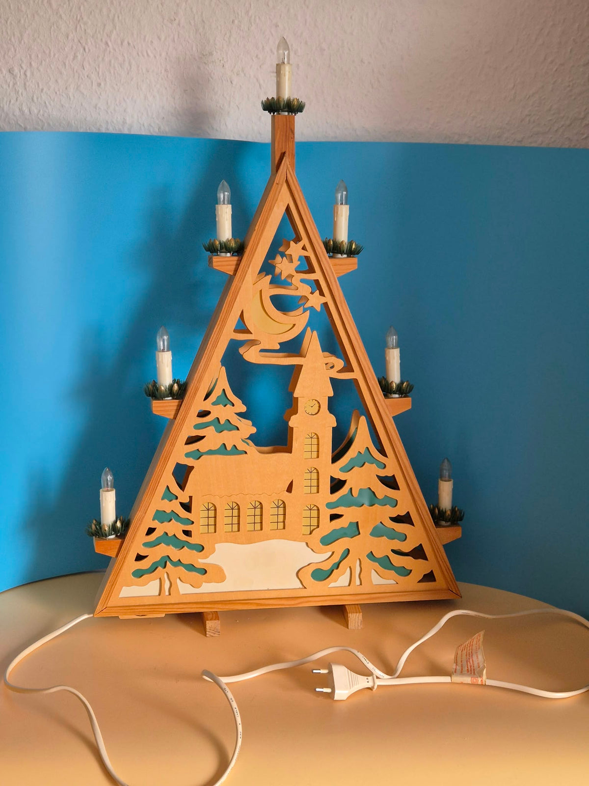 Elektrische Weihnachtsleuchte aus Holz – Dreieck mit Kirche und Tannen – 7-flammig – ca. 59 cm