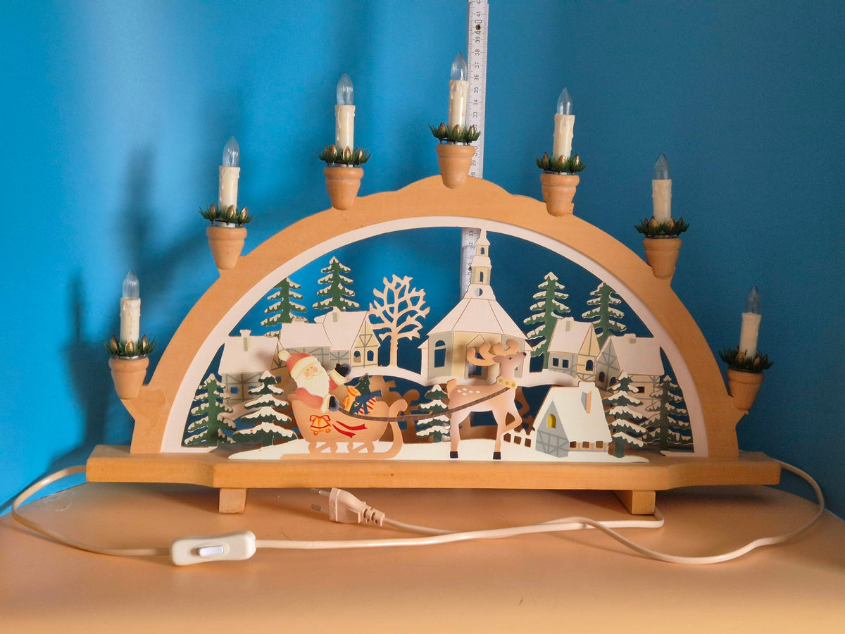 Elektrischer Holz-Schwibbogen – Weihnachtsmann mit Rentierschlitten – 7-flammig – ca. 59 cm