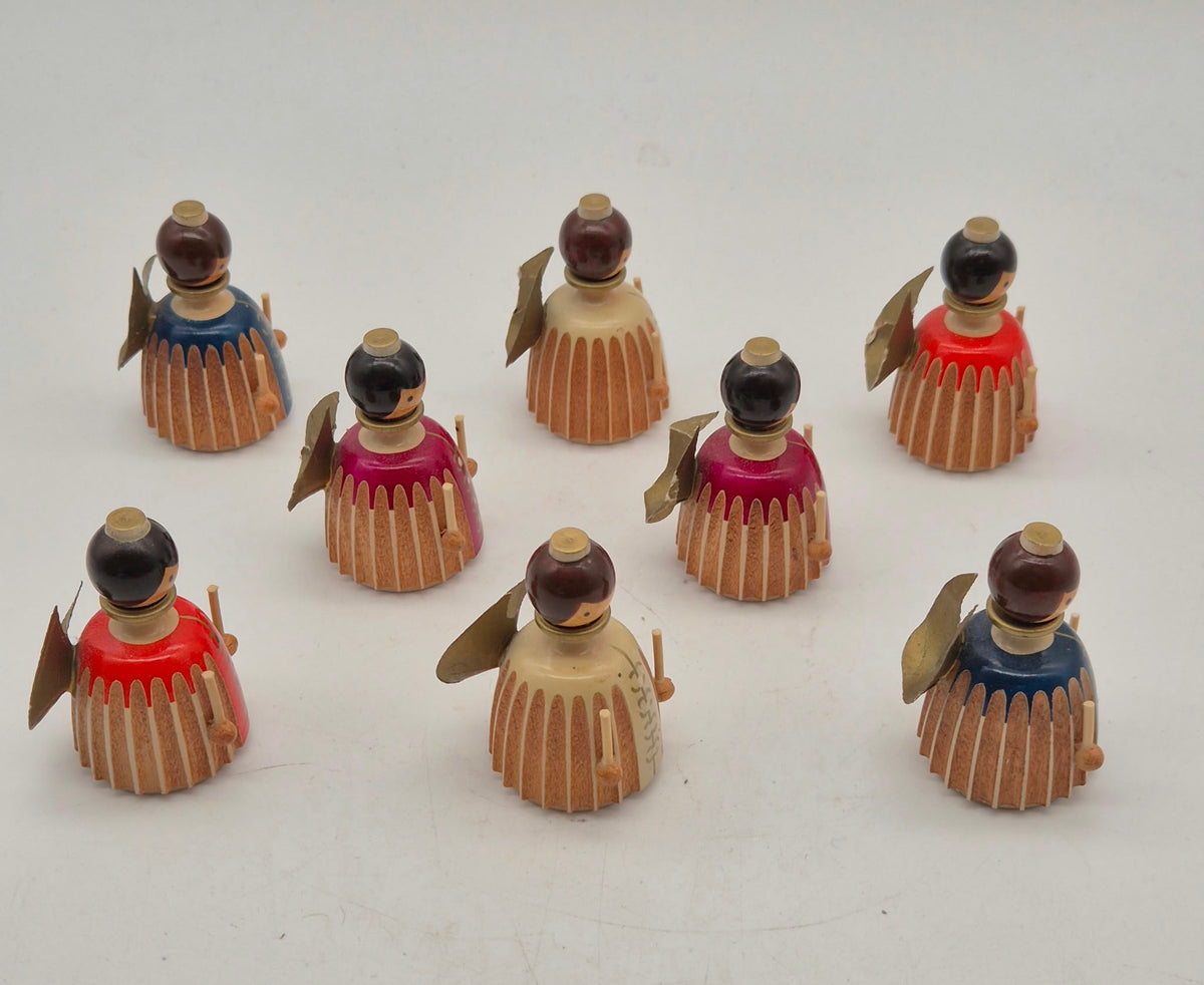 8 kleine DDR Holzengel mit goldfarbenen Flügeln – Weihnachtsfiguren – ca. 5 cm