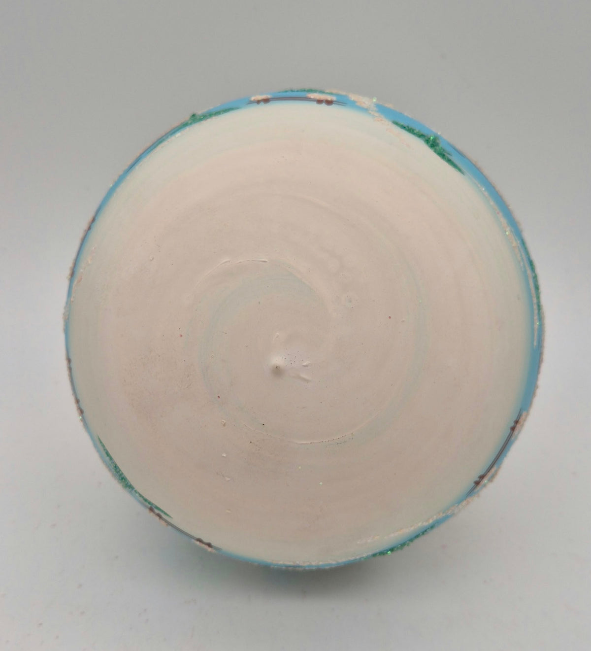 Große Weihnachtskugel aus Glas – Winterlandschaft mit Glitzer – blau-weiß – ca. 11 cm