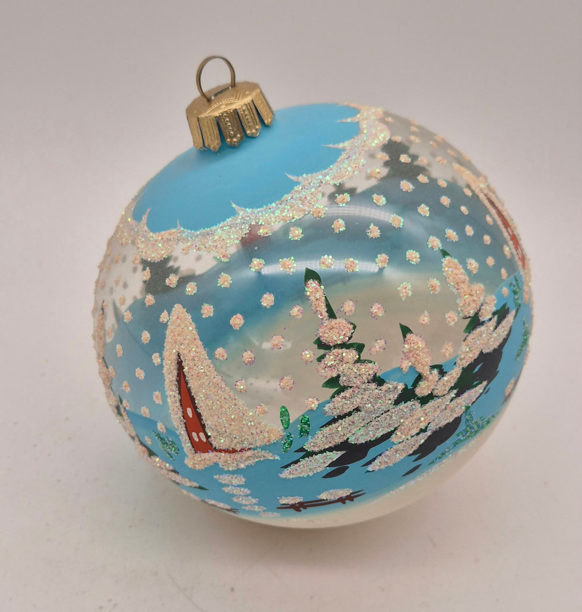Große Weihnachtskugel aus Glas – Winterlandschaft mit Glitzer – blau-weiß – ca. 11 cm