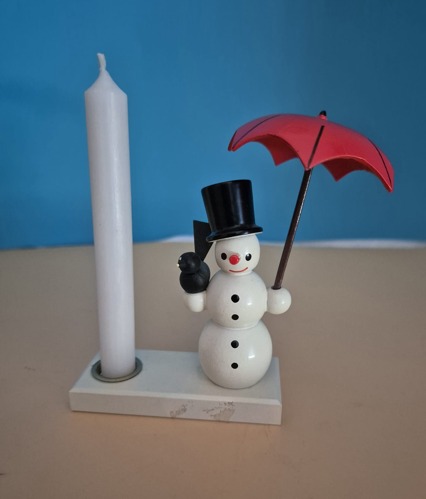 Schneemann mit rotem Schirm – Erzgebirgische Handarbeit