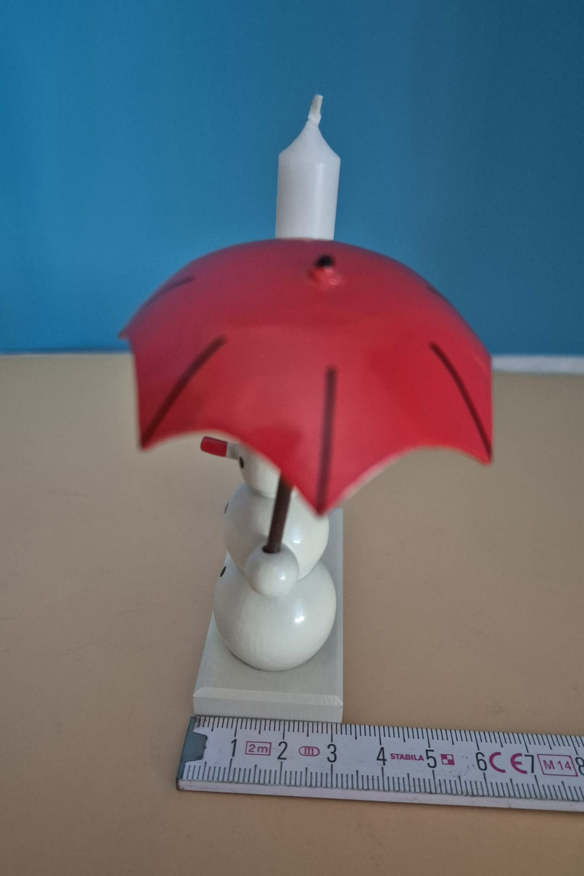 Schneemann mit rotem Schirm – Erzgebirgische Handarbeit